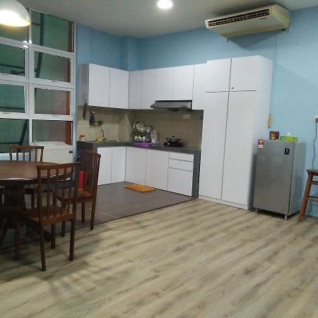 Xenia Homestay Kuching Exterior foto